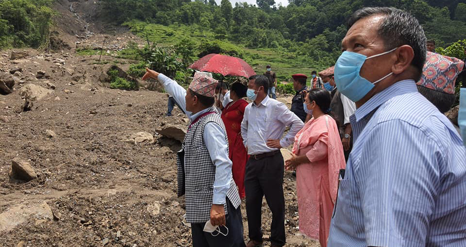 लमजुङको मर्स्याङ्दी गाउँपालिकामा गएको पहिरो निरीक्षण गर्दै मुख्यमन्त्री पृथ्वीसुब्बा गुरूङ।